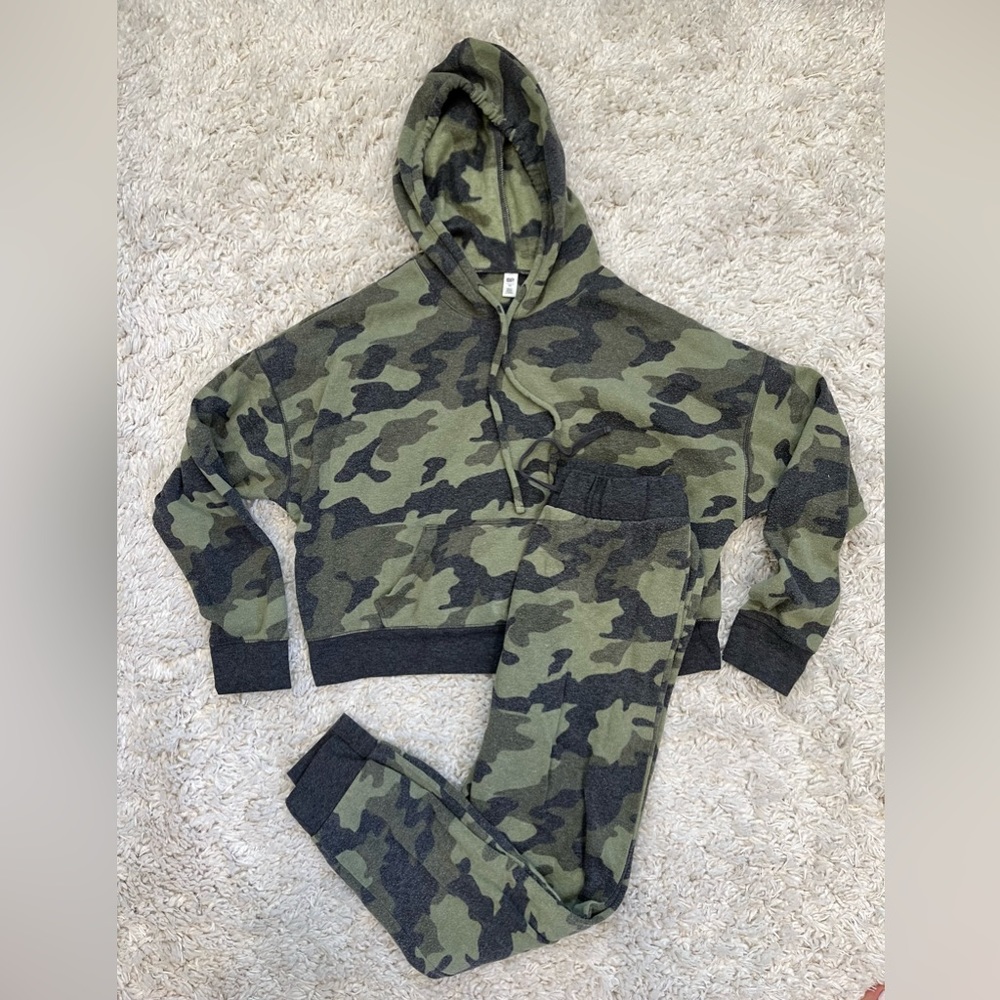 BP (Nordstrom) girls camo jogger set. Size Medium